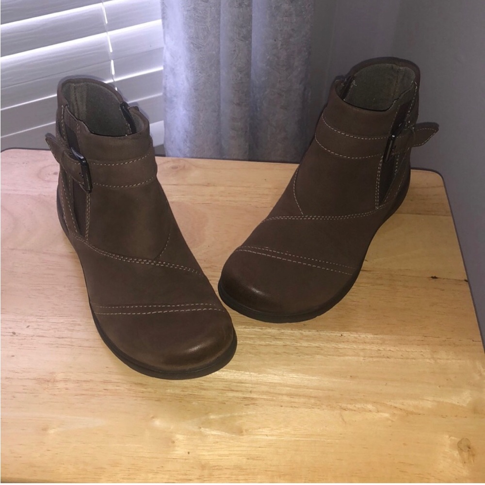 NWOT Clarks Collection Size 8.5, 8 Brown Boots